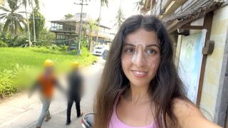 Aranyos tini bige nyaldossa a hamburgerét az arcára fröccsent ondó közben közkifőzdében