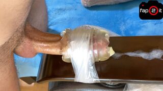 Forró manus kacagva döfi méretes farkát a fleshlightbe, amíg remegve spriccel a méretes élvezésben