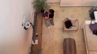 Dupla forró leszbi hölgyemény meglepetésszerűen lefilmezve