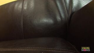 Az orvos keményen megvizsgálja a méretes didkós milf-et, aztán szorosan megdugja a puncáját