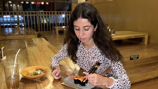 Arcára élveztem egy bige pincében, aki cumos arccal falatozik sushi gurigákon