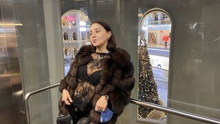 Veszélyes cumizás az úton és a bevásárlóközpont férfi wc-jében - nyilvánosan!