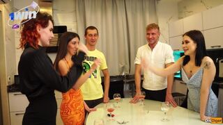 Újévi szext�c a szvingerklubban – hatalmas faszok csat�ja!