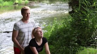 Világos Szőke tini picsája és szája tele élvezve a fullos természetben