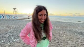 Utcai szépség cumizza le a farkam és megdugjuk a lucskos zuhanyban