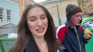 Sokkoló! undorító! egy hajléktalant kefél a tini!