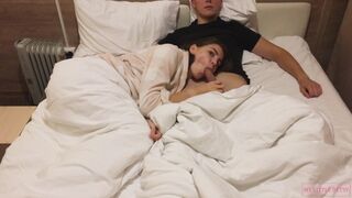 Vonzó tini cidázza farkát filmnézés közben otthon