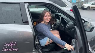 Érett milf asszony teleélvezve telefonálás közben a férjével