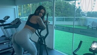 Segíts felhúzni a szűk leggingsemet, és én segítek neked elélvezni, apuci