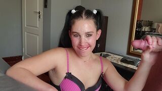 Ez a mocskos copfos kurva csak szopni akar, arcát ütik és telelövik