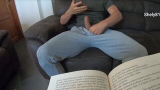 Szemtelen nevelő fia! amíg a nevelő anya olvas, ő pornót néz és kézimunkázza a farkát