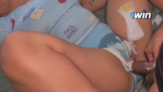 Titkos dugás a haver barátnőjével perverz bula dörzsölés közben és forró spriccelés a bugyiba