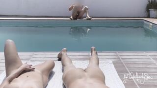 Villantás és spriccelés egy idegennek egy nudista üdülőben! a cuckold férjem nem akart játszani!