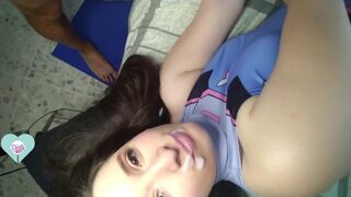 Leszopja a lüktető faszt, hogy telelövi az arcát