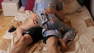 Nevelő anya rajtakapta nevelő fiát pornóval és segített neki gyorsan élvezni