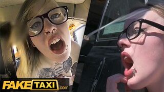 Tetovált Brit Alt-Modell Szemüvegben Durván Megdöngetve a Fake Taxi Autójában