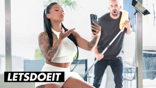 Dögös Latin Amerikai MILF Mariana Martix Durván Megrakva az Asszisztens által a LetsDoeIt Csatornán