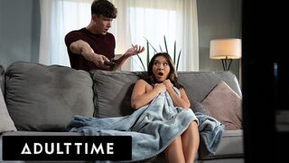 Adult Time gyönyörű kalandja - Kimmy Kimm maszturbáláson kapva, de nem tud ellenállni a méretes farknak
