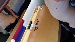 Nevelő testvér hosszú előjáték közben simogatná a faszát