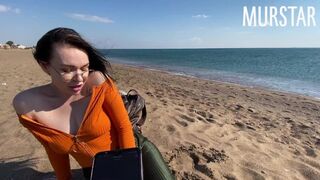 A kurva beindult az interaktív játéktól és szopott a strandon