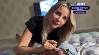 Amatőr világos szőke bige vad cumizása hatalmas fasszal