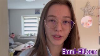 Kinti spriccelés! 18 éves vékony tini bassza méretes punciját a szabadban, amíg el nem élvez