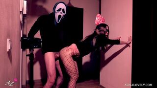 Maszkos őrült durván megbassza a fekete spinét a tükör előtt - halloween szerepjáték fétis páros játék