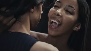 Ebony Vampire Mistress Lia Lin elcsábít egy kolumbiai hatalmas keblű tini lányt a Vampired kemény domina játékában