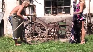 Világos Szőke milf a szabadban cumizza a pasiját és hagyja hogy rendesen megdugja
