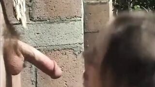Tini csajszi hatalmas fasszal cumizik és basznak vele kint a szabadban retro stílusban