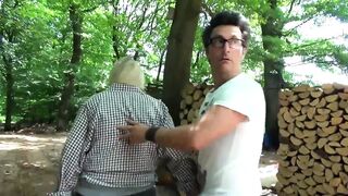 Világos Szőke tetovált nagyi cumizza a nagy amatőr farkat és szájba élvezik óvszerrel