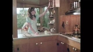 Lollipop Cream 3. részben John Holmes méretes farkát cumizza a spiné retro stílusban