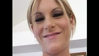 Courtney Simpson világos szőke tini kicsike mellekkel nyeli a méretes bré gecijét cicibe dugás után