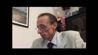 Vörös öreg nő méretes kárót nyel le mélytorokkal amatőrben