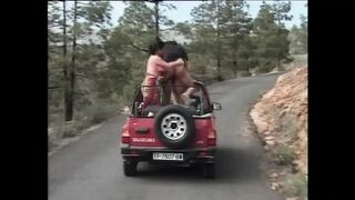 Vivian Schmitt Magda Polak és Asia Blondi dús cickós MILF-ek csoportos szexe a jeepen