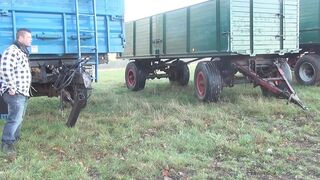 Dagadt érett nő megüli az idegen farkát és keményen leszopja