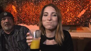Lia Louise szenvedélyesen cumizza Egon Kowalski és Big George vastag farkát német pornóban