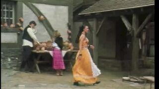 Fullos MILF Venere Bianca méretes mellel cidázza Zenza Raggi hardcore farkát