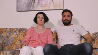 Sonja Sweet cidázza és kézimunkázza a méretes dákót élete barátaival válogatásban