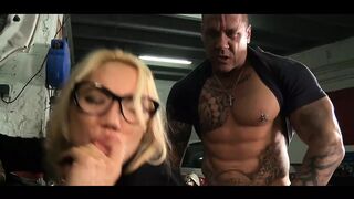 Tetovált milf hardcore anál hármasban kettő manussal