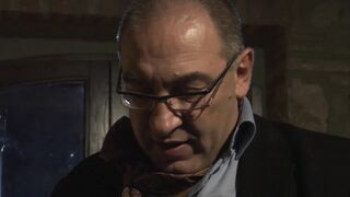 Világos Szőke tini cumizza a hatalmas pélót és cumot nyel a szájába míg a fekete hajú tini picsa hátsó bejáratba kapja ugyanazt a vintage farokot